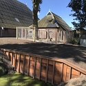 Walbeschoeiing bij boerderij