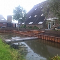 Walbeschoeiing om gracht boerderij