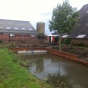 Walbeschoeiing om gracht boerderij